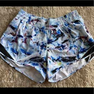 Lululemon Hotty Hot shorts 4”
